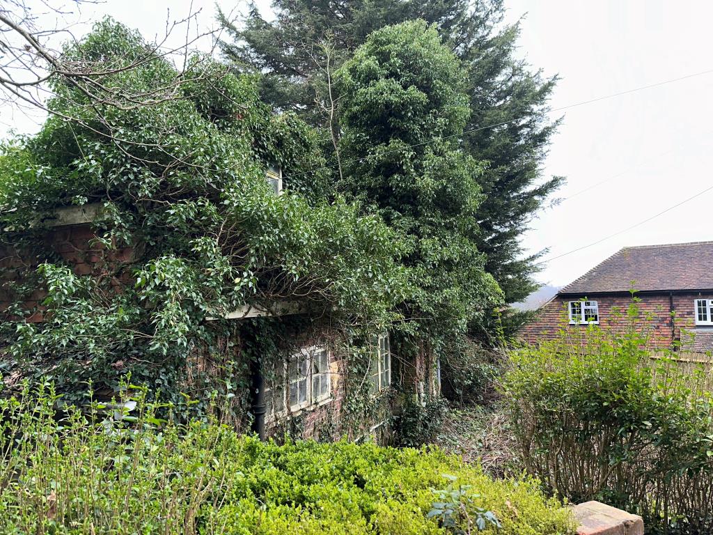 Lot: 57 - TWO-BEDROOM COTTAGE WITH ADJOINING CLOCK TOWER FOR REFURBISHMENT - Garden